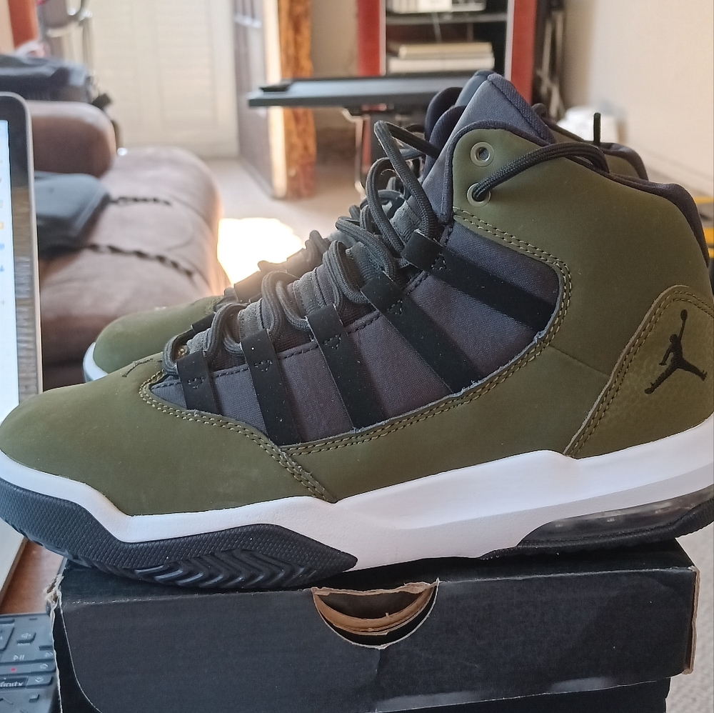 Jordan max aura size 6y